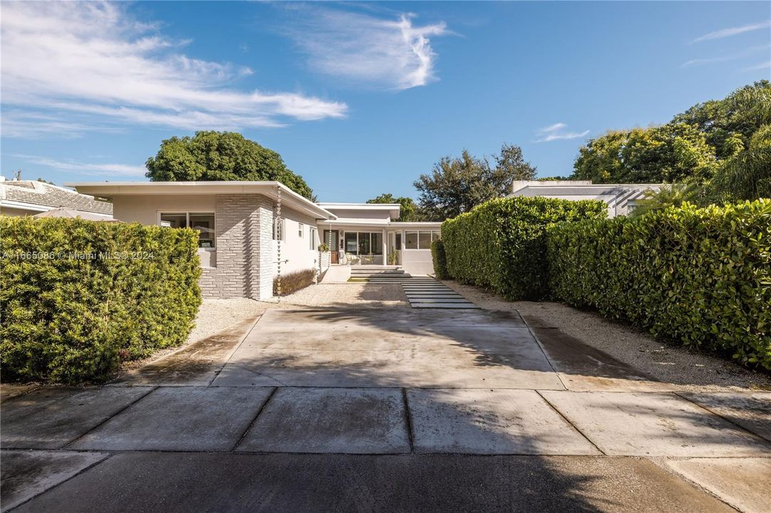 For Sale: $1,275,000 (4 beds, 2 baths, 1865 Square Feet)