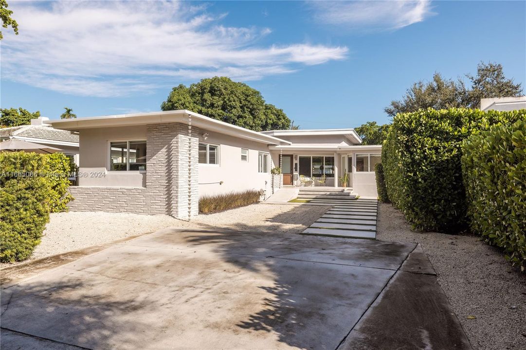 For Sale: $1,275,000 (4 beds, 2 baths, 1865 Square Feet)