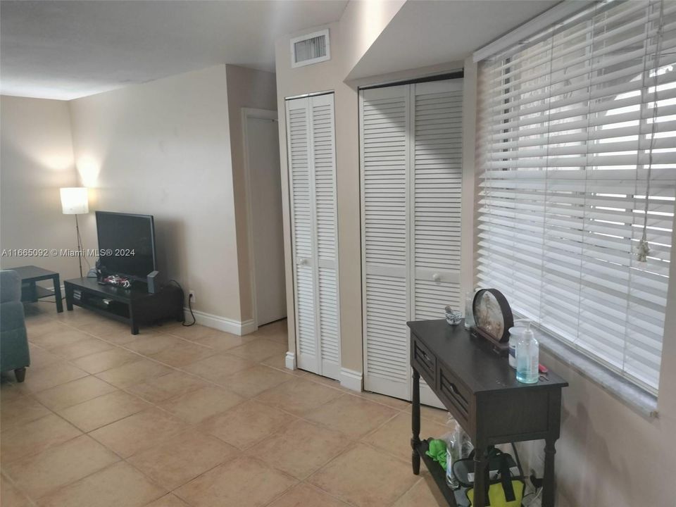 For Sale: $234,900 (2 beds, 2 baths, 985 Square Feet)