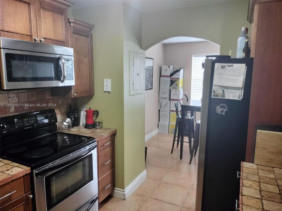 For Sale: $234,900 (2 beds, 2 baths, 985 Square Feet)