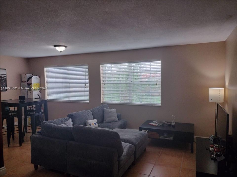 For Sale: $234,900 (2 beds, 2 baths, 985 Square Feet)