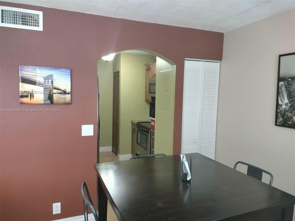 For Sale: $234,900 (2 beds, 2 baths, 985 Square Feet)