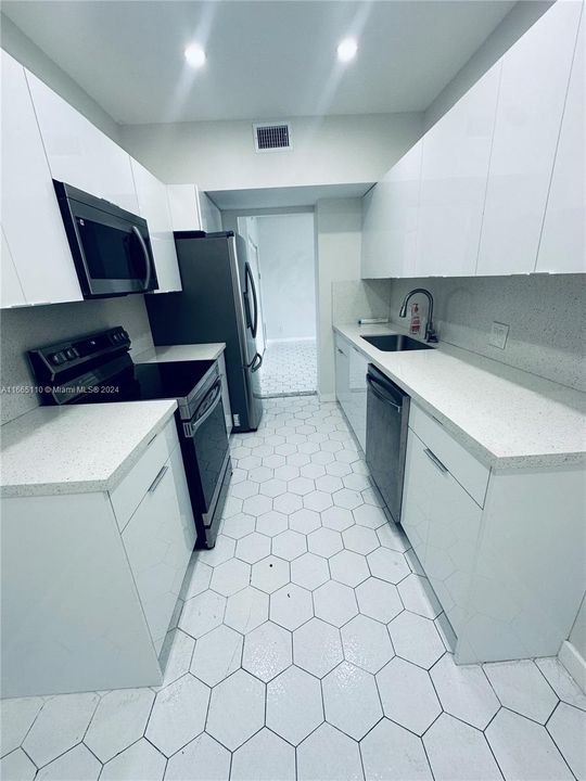 For Rent: $1,950 (1 beds, 1 baths, 994 Square Feet)