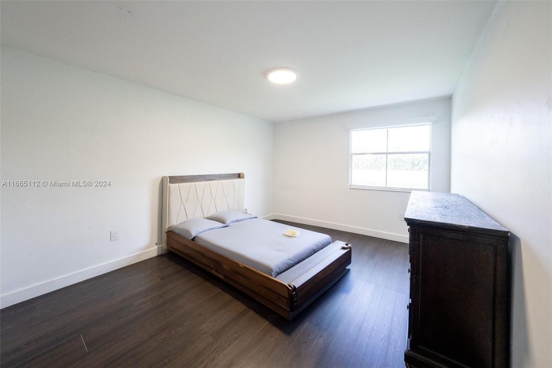 For Rent: $2,300 (1 beds, 1 baths, 899 Square Feet)