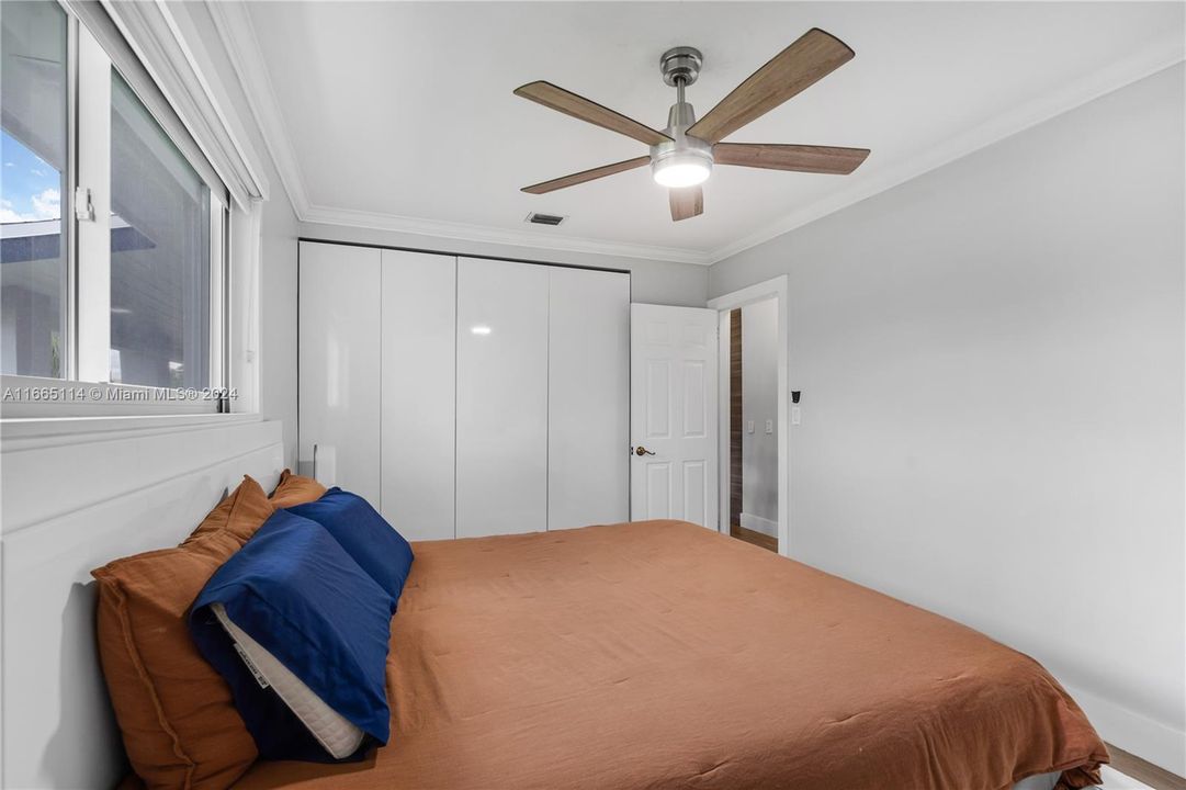 For Sale: $465,000 (2 beds, 1 baths, 988 Square Feet)