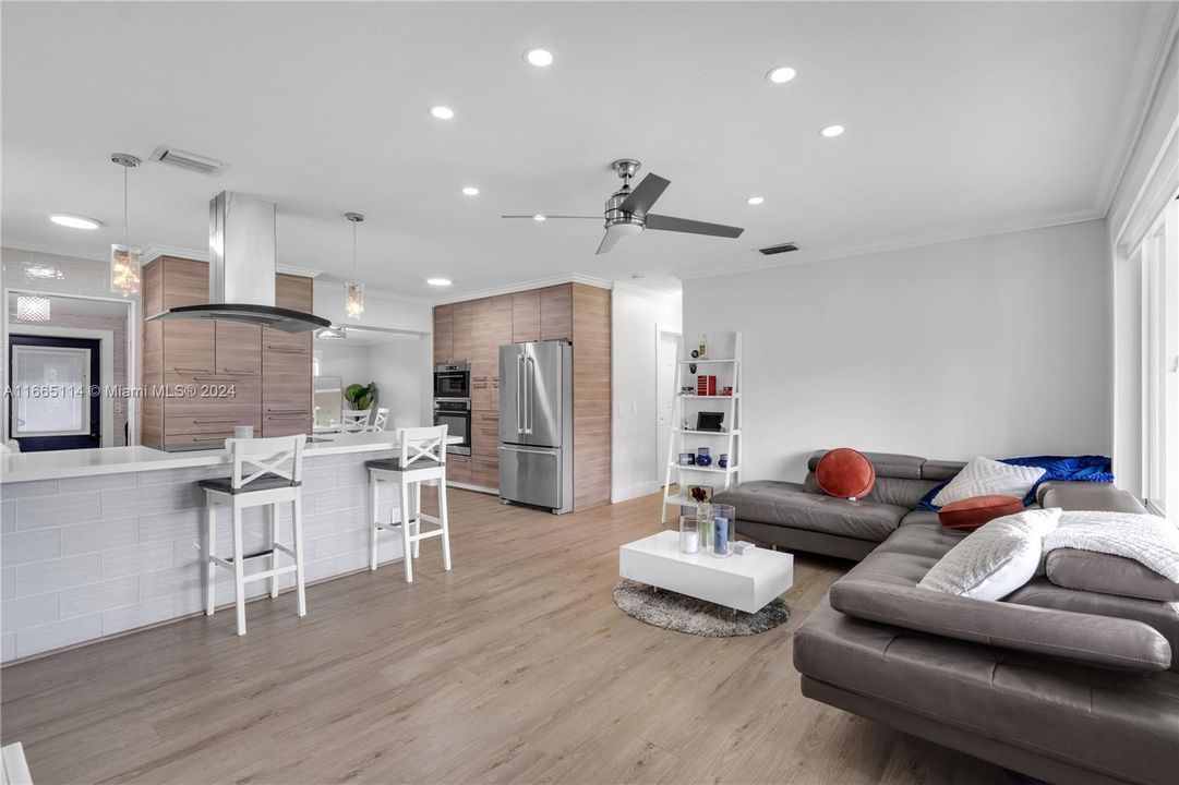 For Sale: $465,000 (2 beds, 1 baths, 988 Square Feet)