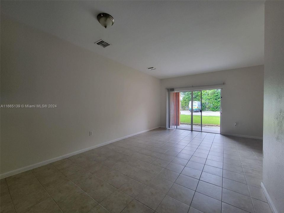 For Rent: $2,400 (2 beds, 2 baths, 1140 Square Feet)