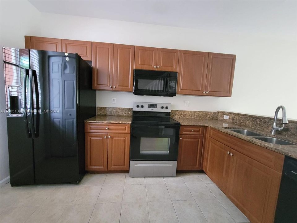 For Rent: $2,400 (2 beds, 2 baths, 1140 Square Feet)