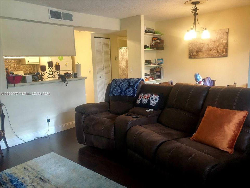 For Rent: $1,600 (1 beds, 1 baths, 785 Square Feet)