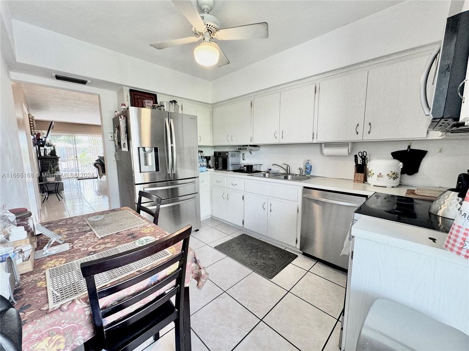 For Sale: $320,000 (2 beds, 2 baths, 1327 Square Feet)