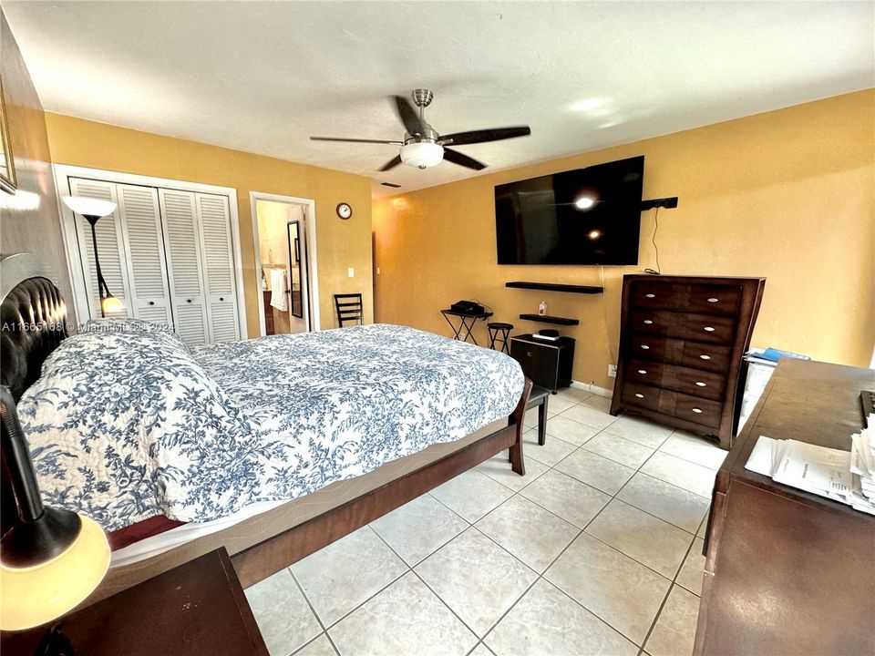 For Sale: $320,000 (2 beds, 2 baths, 1327 Square Feet)