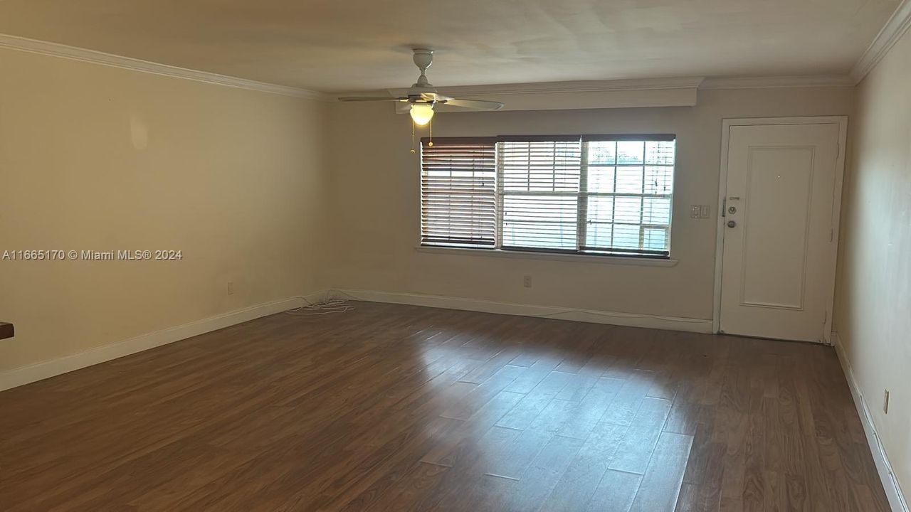 For Sale: $189,000 (1 beds, 1 baths, 994 Square Feet)