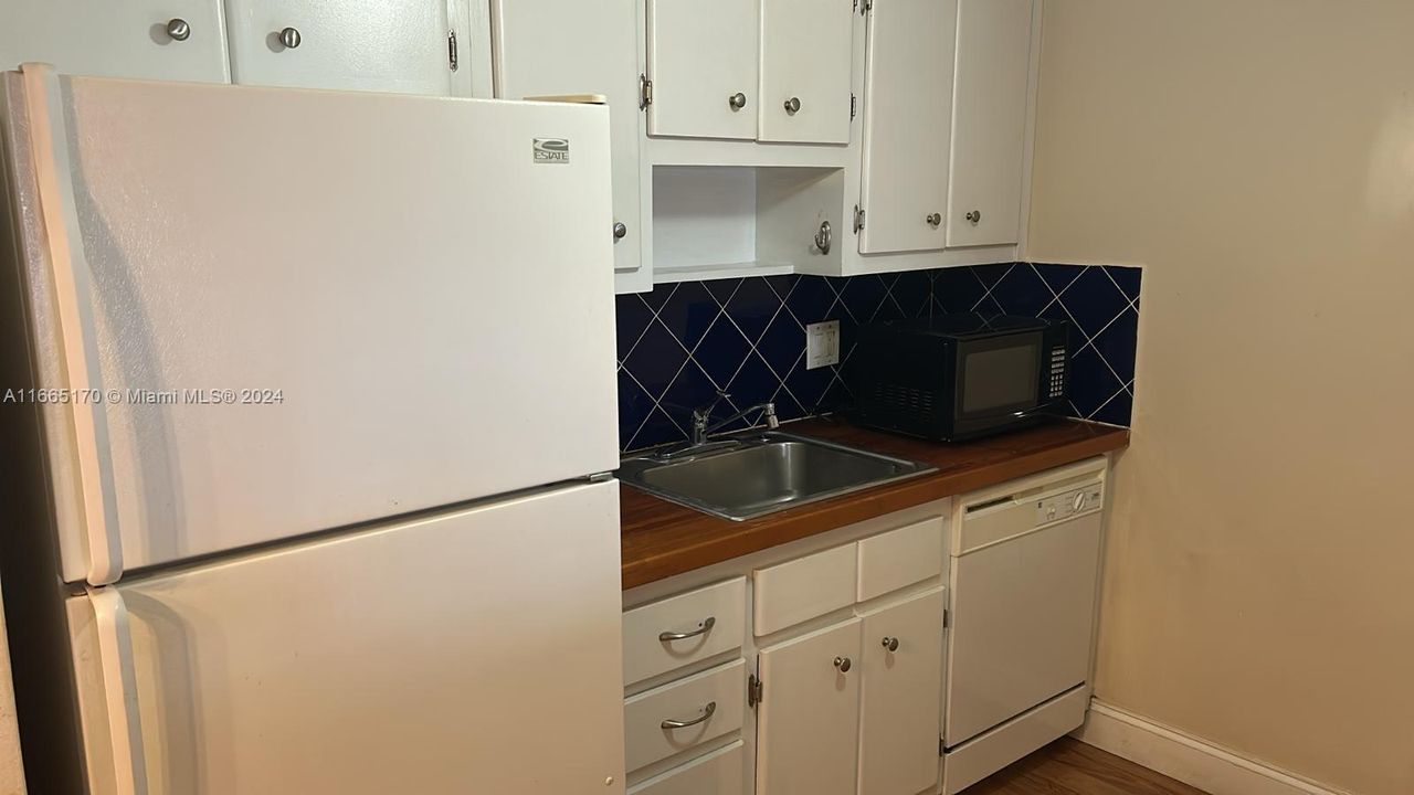 For Sale: $189,000 (1 beds, 1 baths, 994 Square Feet)