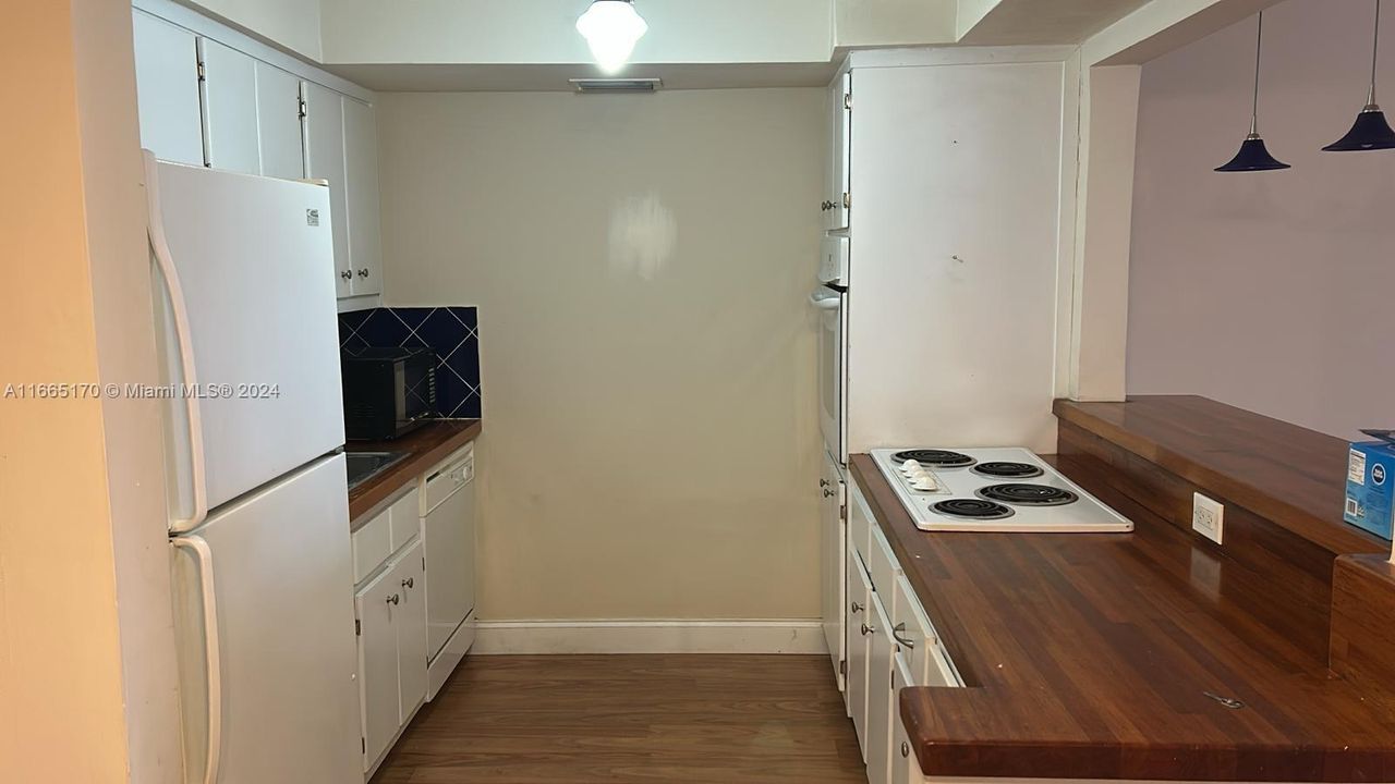 For Sale: $189,000 (1 beds, 1 baths, 994 Square Feet)