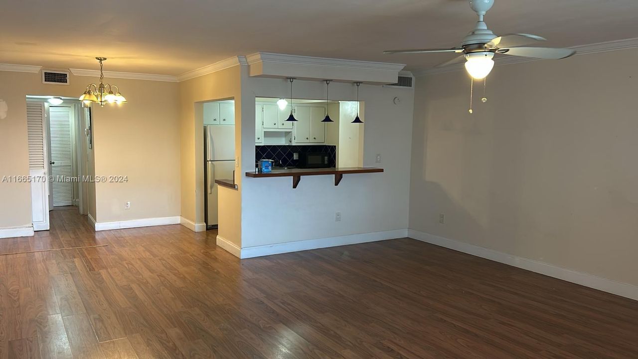 For Sale: $189,000 (1 beds, 1 baths, 994 Square Feet)