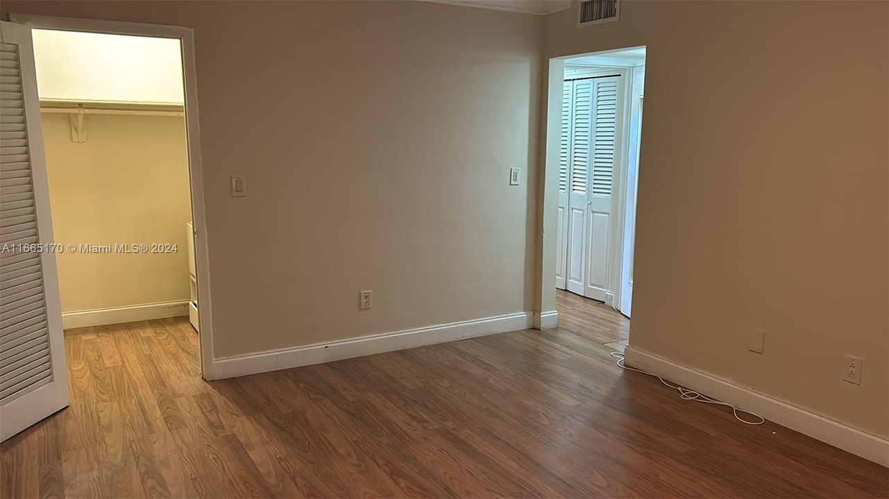 For Sale: $189,000 (1 beds, 1 baths, 994 Square Feet)