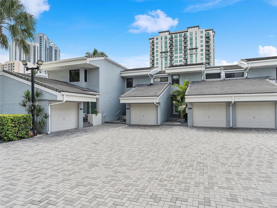 En Venta: $1,895,000 (4 camas, 3 baños, 2650 Pies cuadrados)