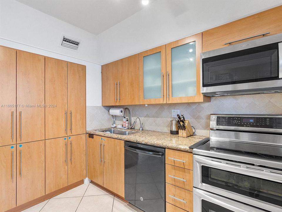 En Venta: $1,895,000 (4 camas, 3 baños, 2650 Pies cuadrados)