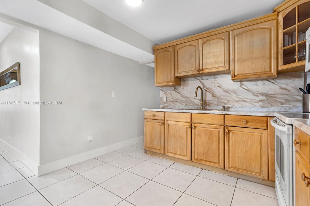 For Rent: $4,000 (4 beds, 2 baths, 958 Square Feet)