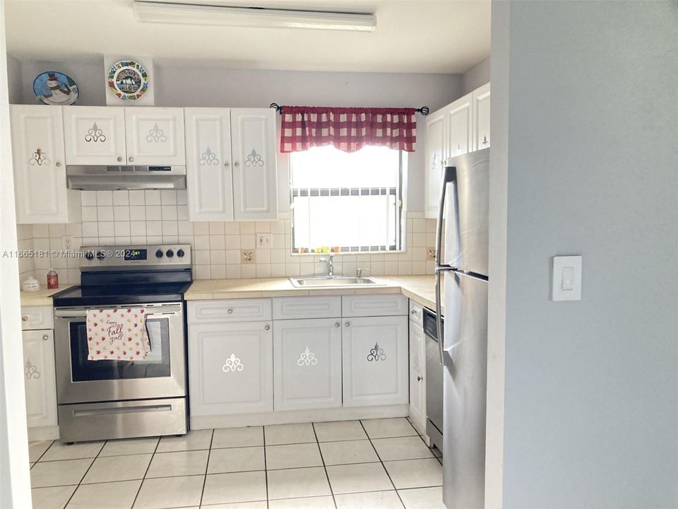 For Rent: $2,400 (3 beds, 1 baths, 2083 Square Feet)