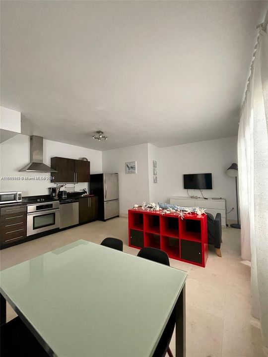 For Sale: $235,000 (1 beds, 1 baths, 518 Square Feet)