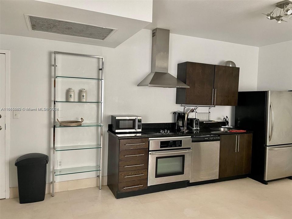 For Sale: $235,000 (1 beds, 1 baths, 518 Square Feet)