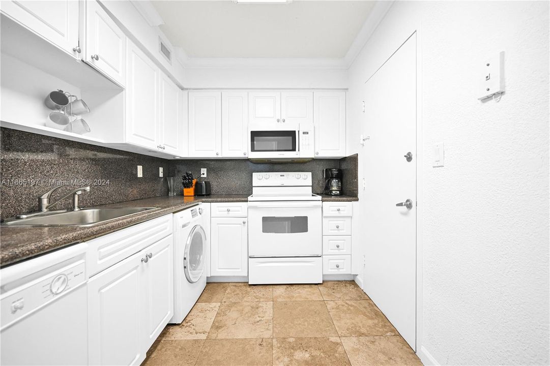 For Sale: $415,000 (1 beds, 1 baths, 745 Square Feet)