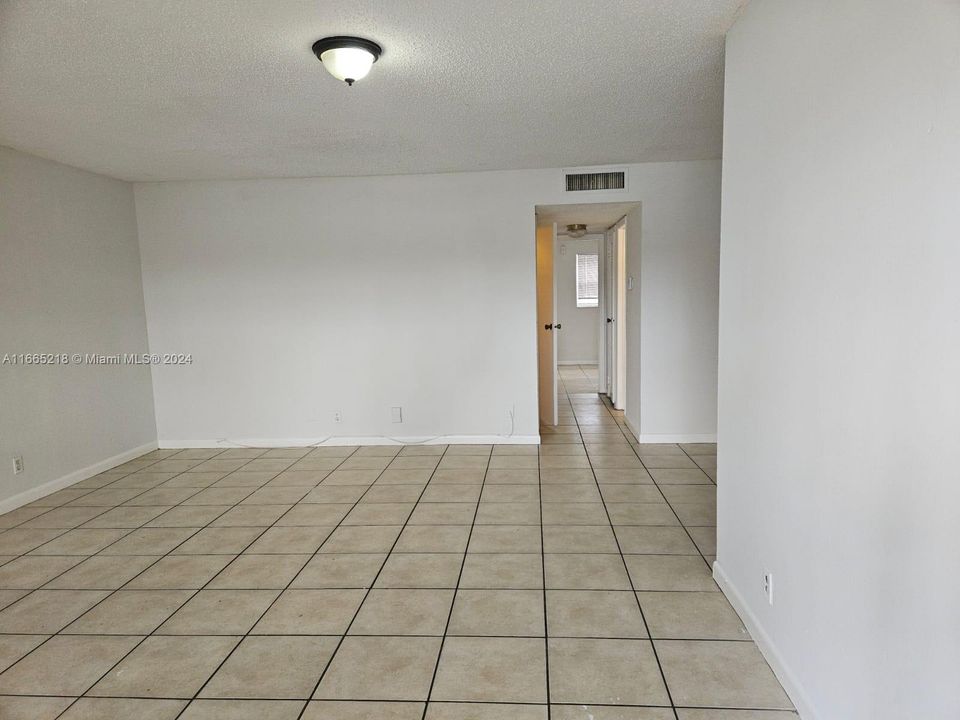 For Rent: $1,850 (2 beds, 1 baths, 880 Square Feet)