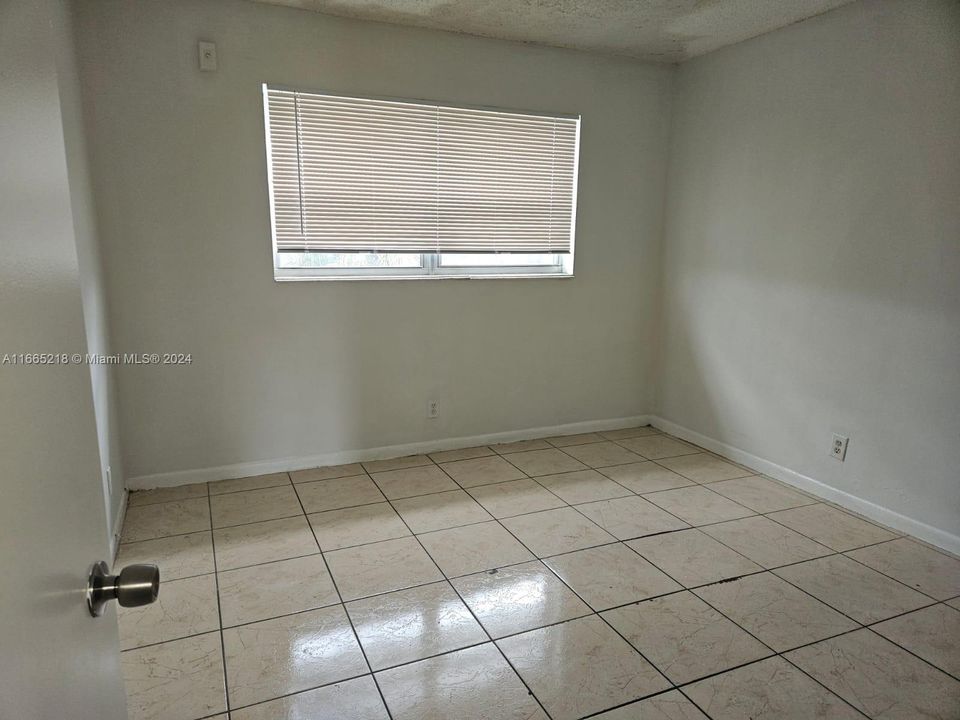 For Rent: $1,850 (2 beds, 1 baths, 880 Square Feet)