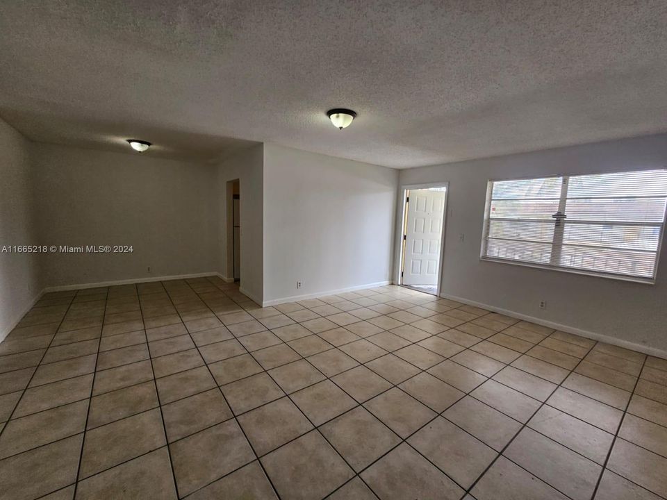 For Rent: $1,850 (2 beds, 1 baths, 880 Square Feet)