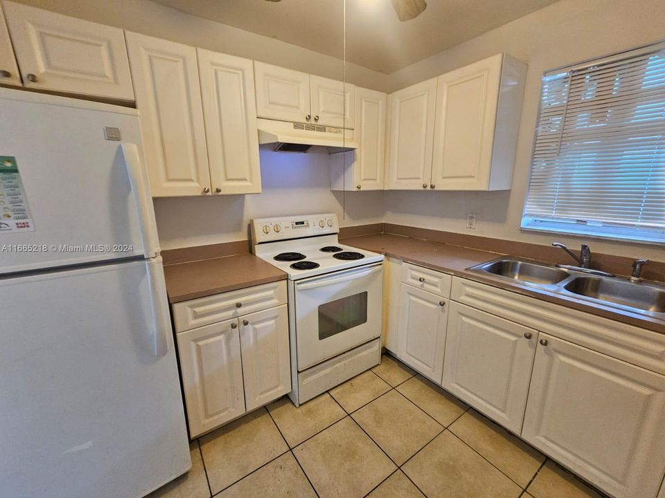 For Rent: $1,850 (2 beds, 1 baths, 880 Square Feet)