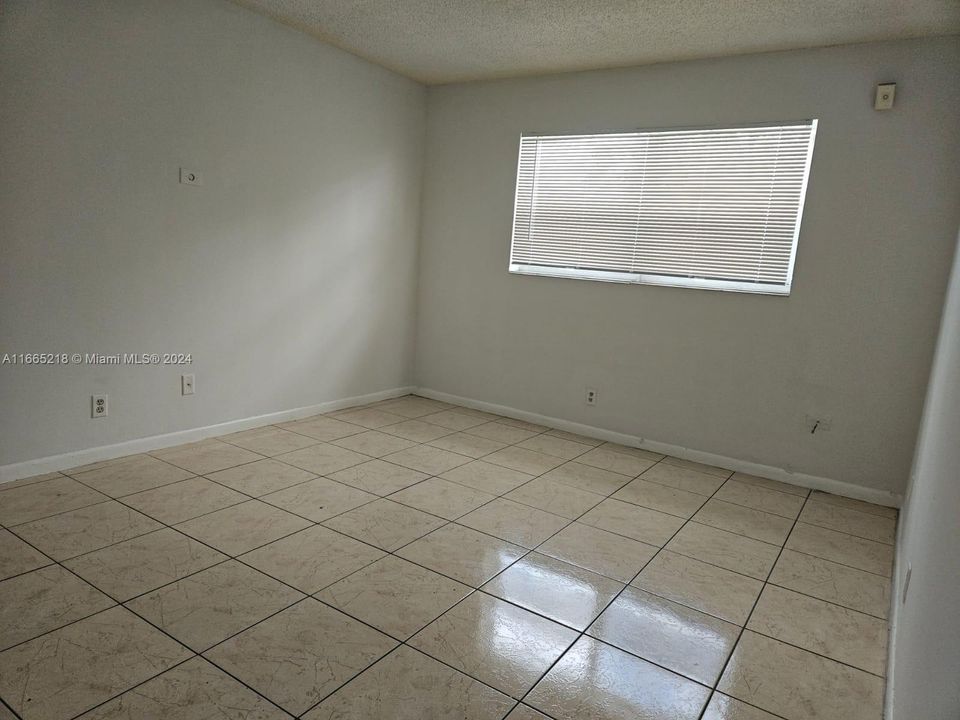 For Rent: $1,850 (2 beds, 1 baths, 880 Square Feet)