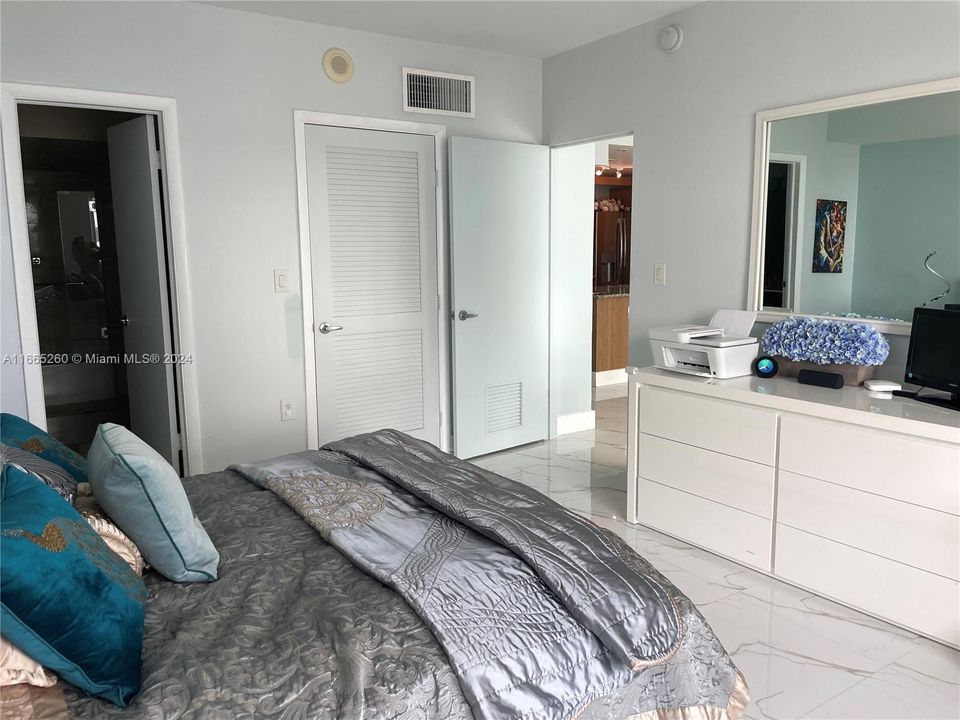 For Rent: $4,600 (1 beds, 1 baths, 896 Square Feet)