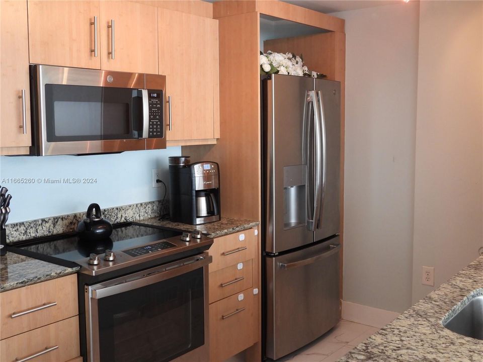 For Rent: $4,600 (1 beds, 1 baths, 896 Square Feet)