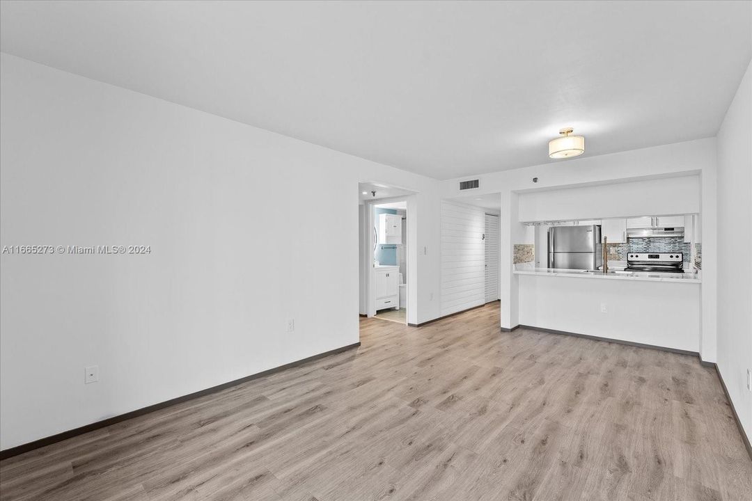 For Sale: $299,000 (1 beds, 1 baths, 575 Square Feet)