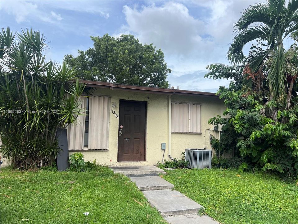 For Sale: $299,999 (2 beds, 1 baths, 1200 Square Feet)