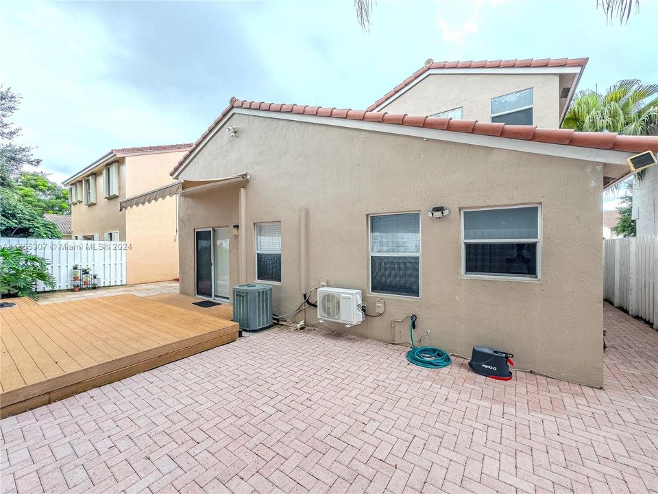 For Sale: $569,000 (3 beds, 2 baths, 1423 Square Feet)