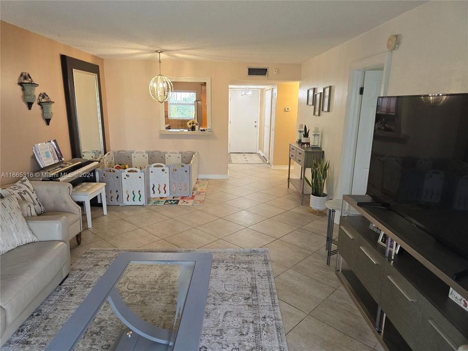 For Sale: $289,999 (2 beds, 2 baths, 945 Square Feet)