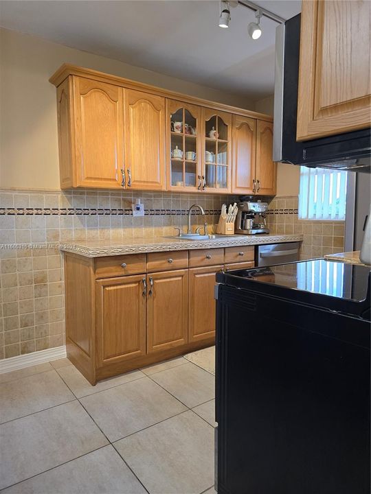 For Sale: $289,999 (2 beds, 2 baths, 945 Square Feet)