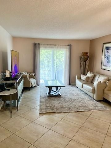 For Sale: $289,999 (2 beds, 2 baths, 945 Square Feet)