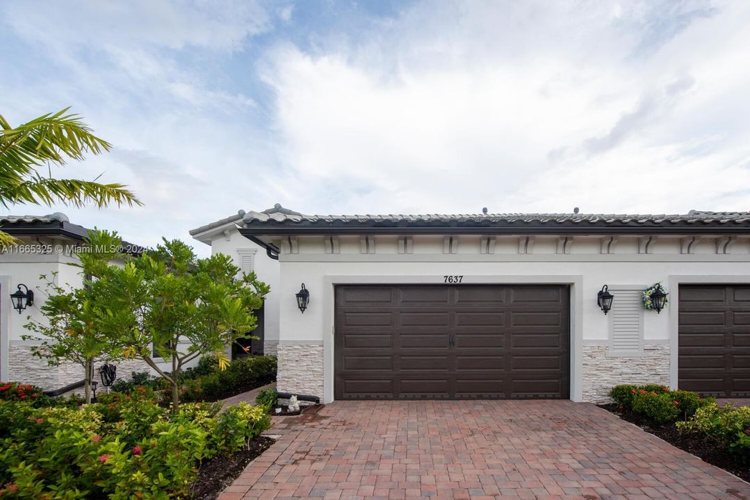 For Sale: $749,900 (3 beds, 2 baths, 1724 Square Feet)