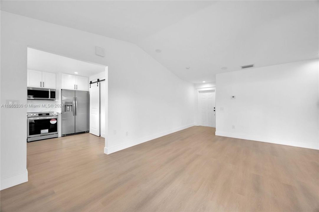 For Sale: $379,000 (1 beds, 1 baths, 710 Square Feet)