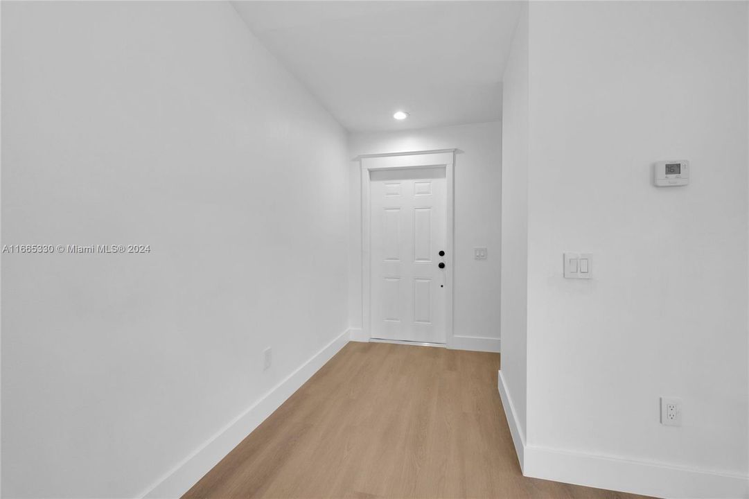 For Sale: $379,000 (1 beds, 1 baths, 710 Square Feet)