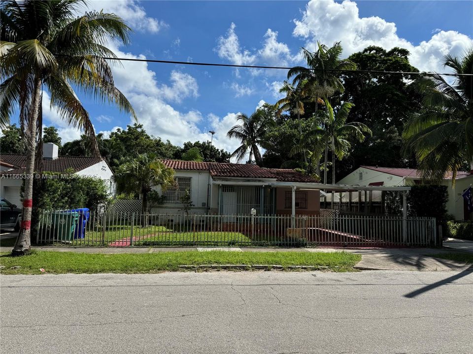 For Sale: $779,000 (3 beds, 2 baths, 1032 Square Feet)