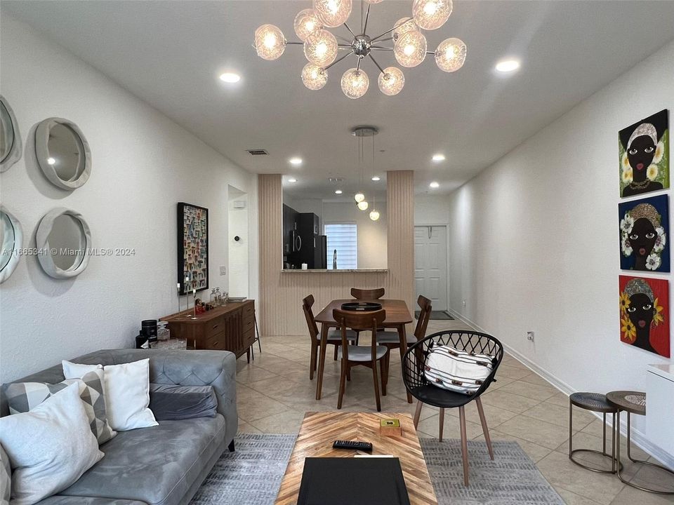 For Sale: $350,000 (2 beds, 2 baths, 1136 Square Feet)