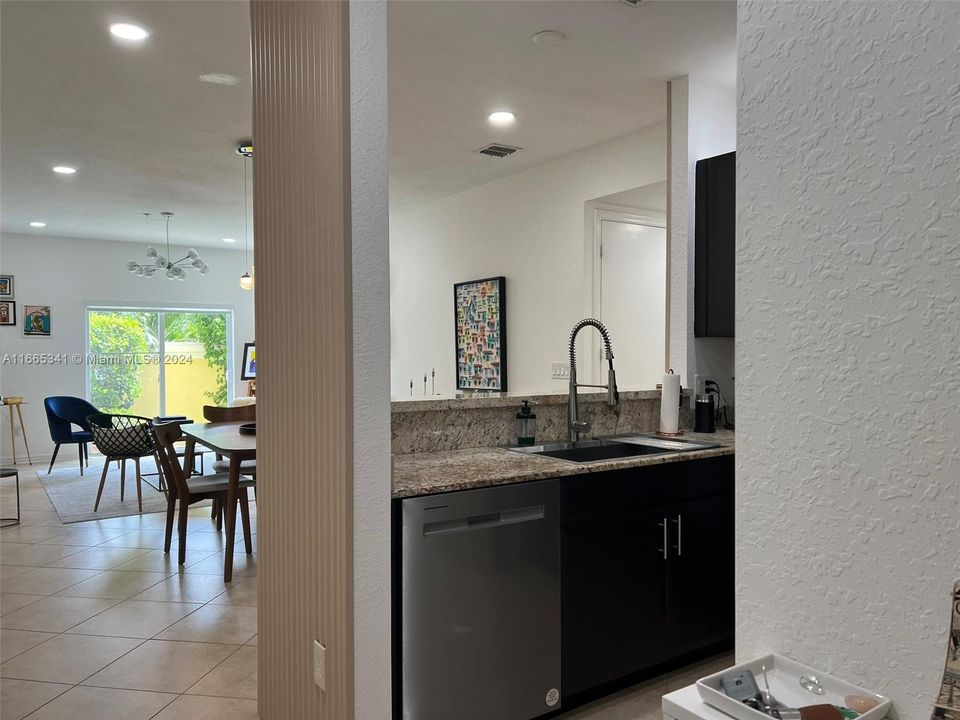 For Sale: $350,000 (2 beds, 2 baths, 1136 Square Feet)