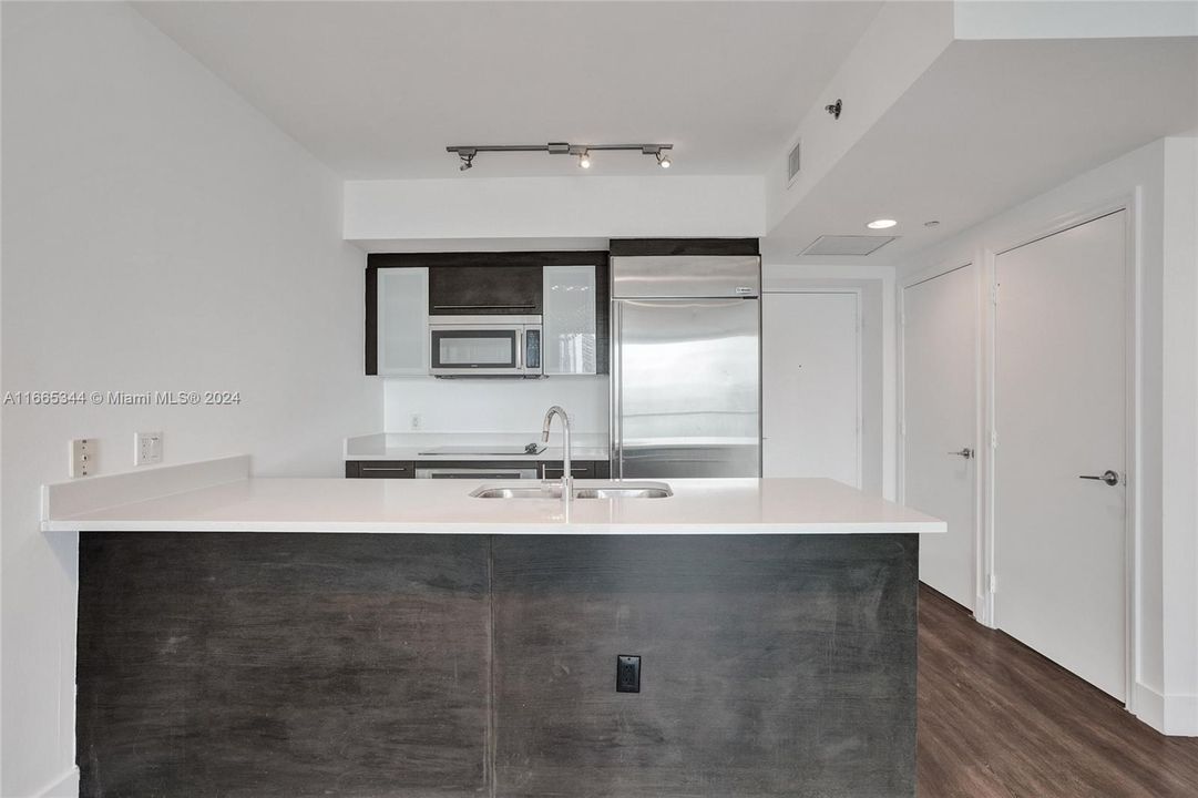 For Sale: $485,000 (1 beds, 1 baths, 738 Square Feet)