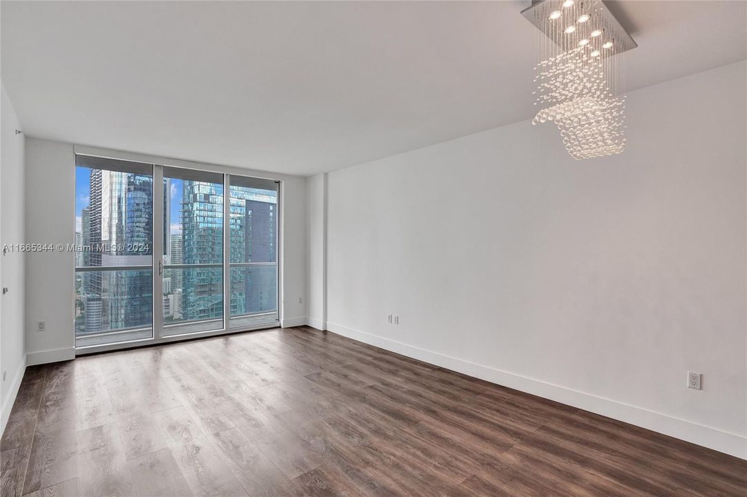 For Sale: $485,000 (1 beds, 1 baths, 738 Square Feet)