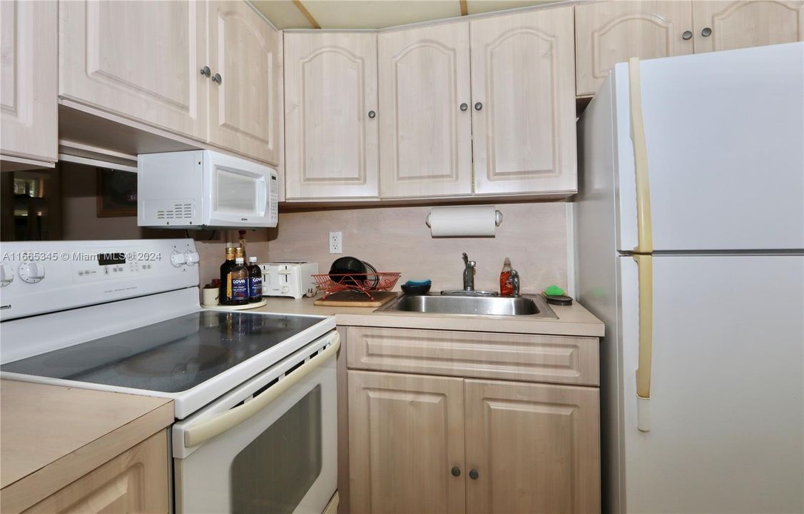 For Sale: $147,000 (1 beds, 1 baths, 768 Square Feet)