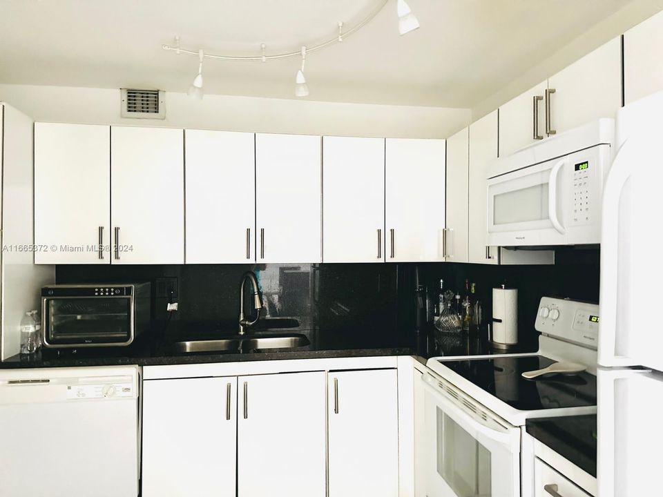 For Rent: $2,700 (2 beds, 2 baths, 1104 Square Feet)